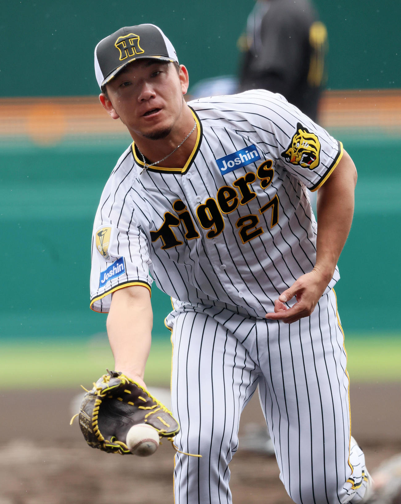 投内連係の練習で本塁へグラブトスする伊藤将（撮影・加藤哉）
