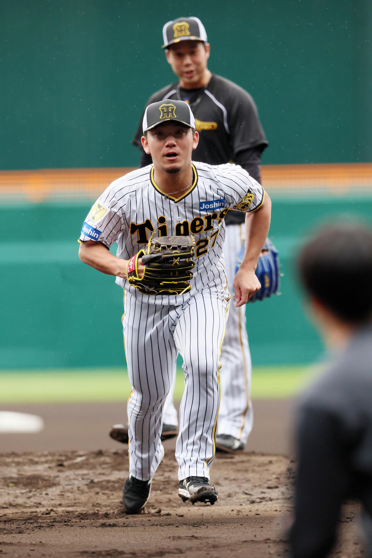 投内連係の練習で本塁へ駆け出す伊藤将（撮影・加藤哉）