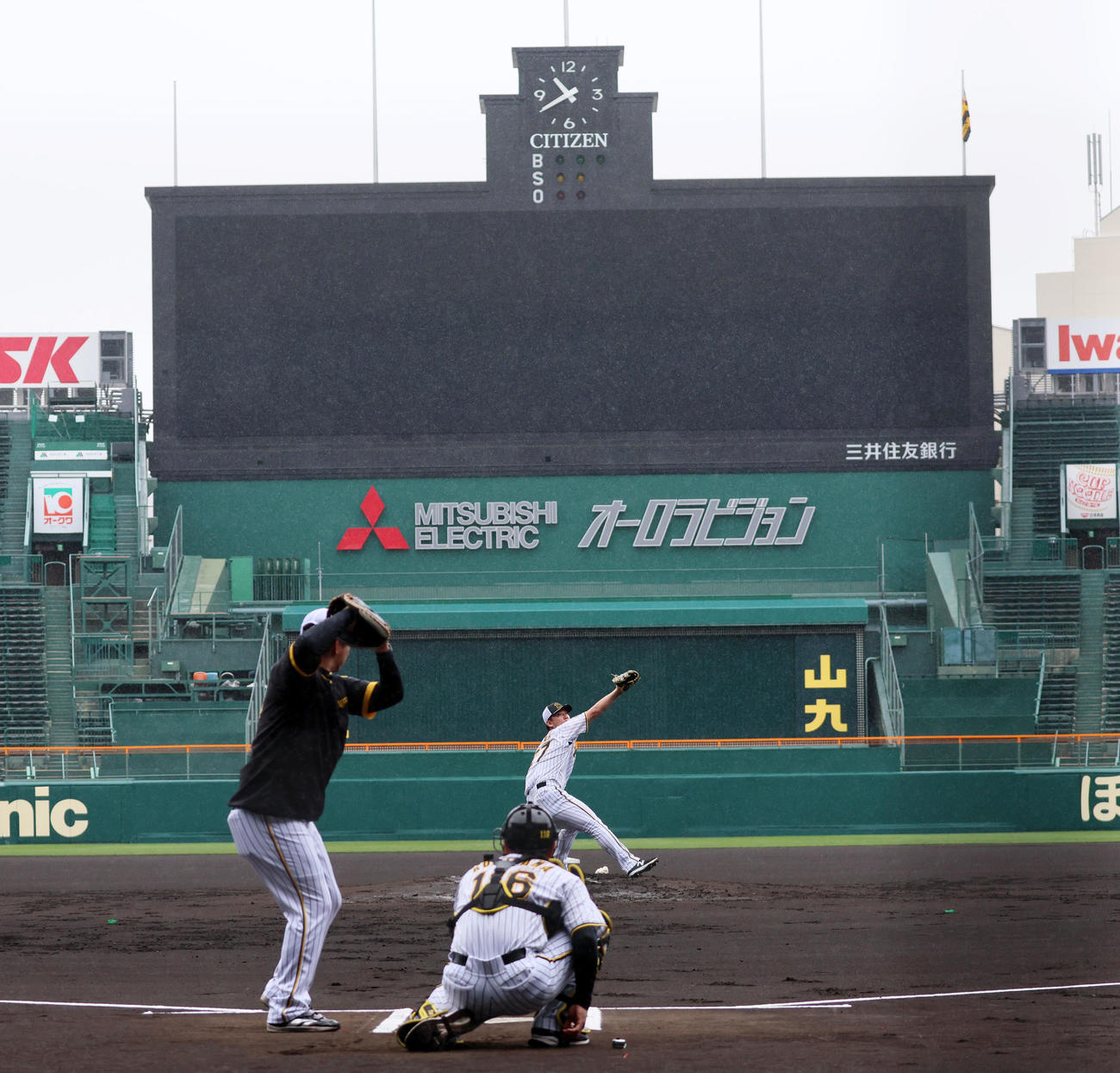 マウンドから投球練習を行った伊藤将（撮影・加藤哉）