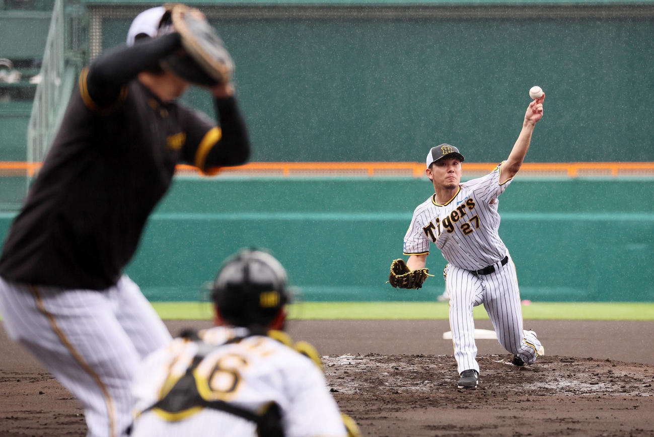 マウンドから投球練習を行った伊藤将（撮影・加藤哉）