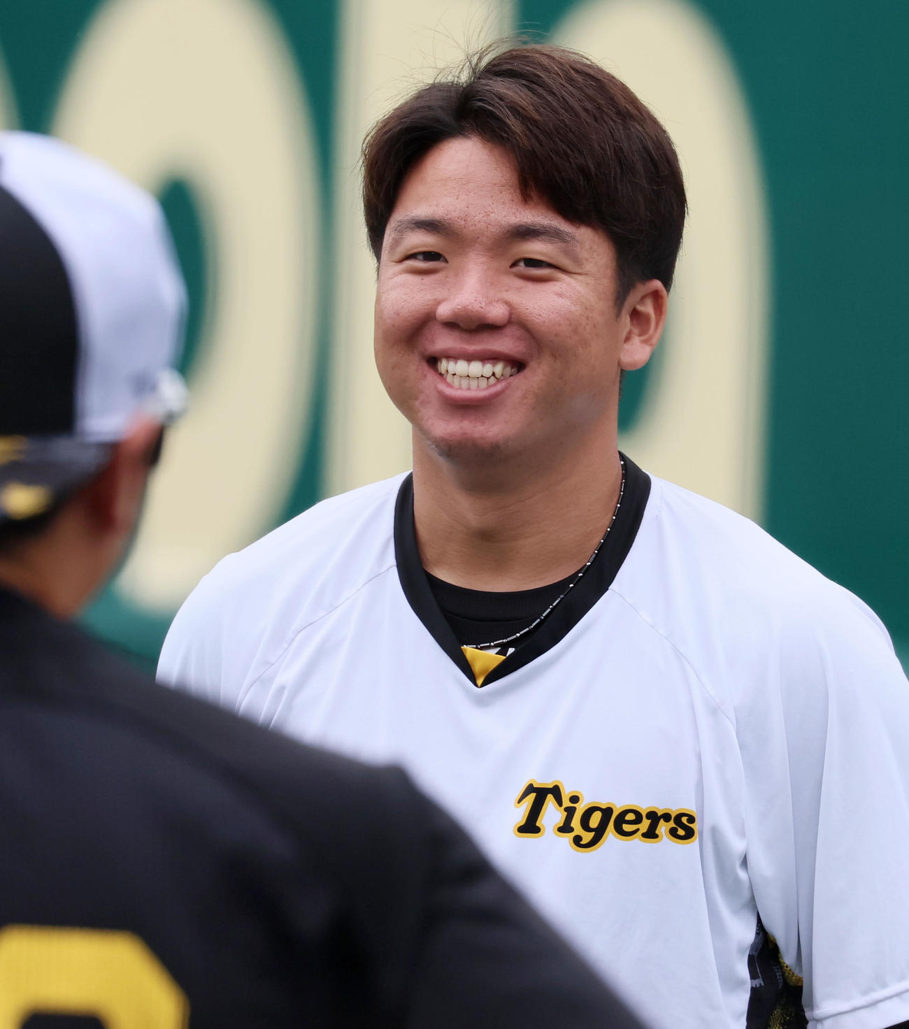 投手指名練習で笑顔を見せる村上（撮影・加藤哉）