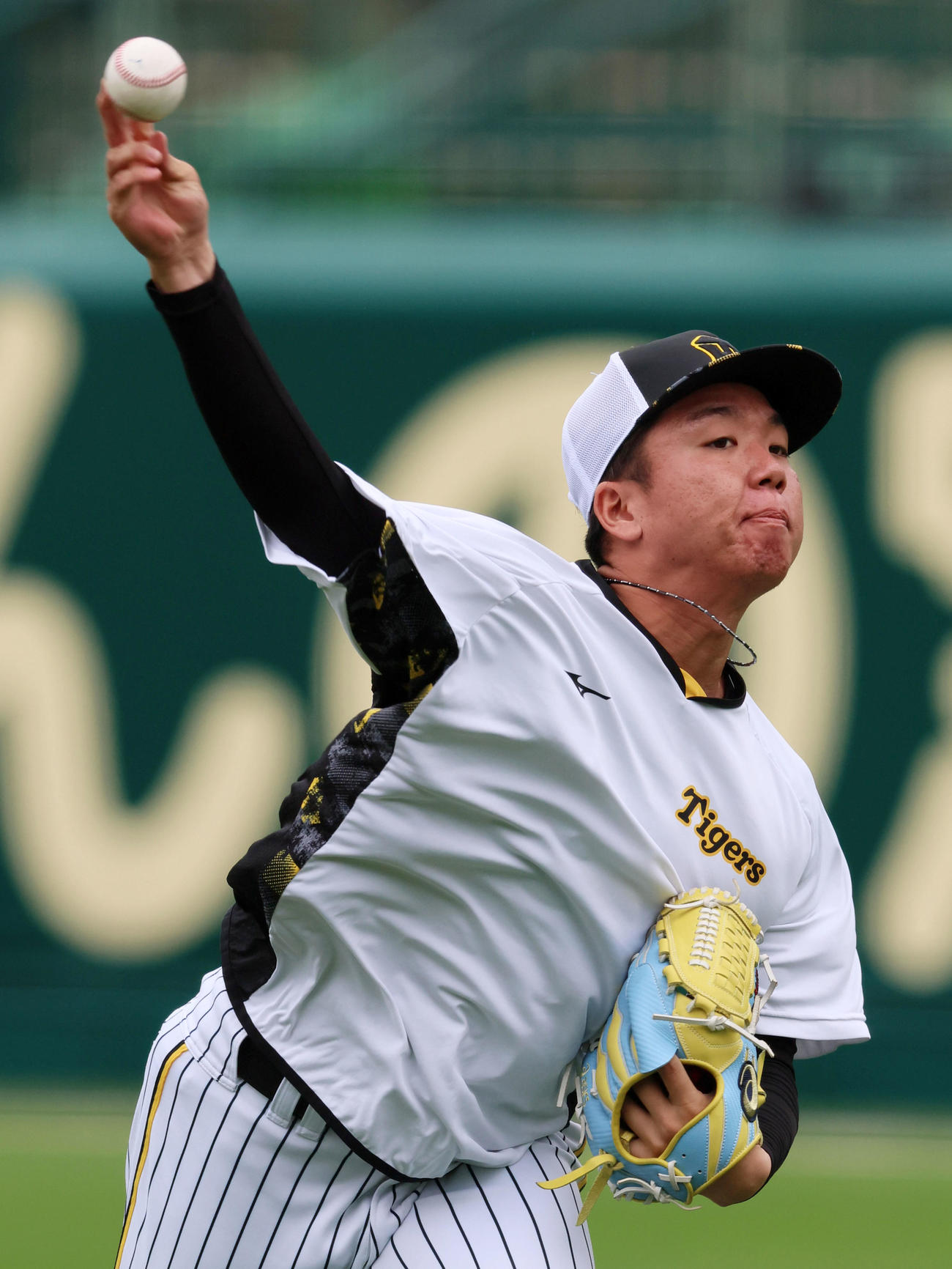 キャッチボールする村上（撮影・加藤哉）