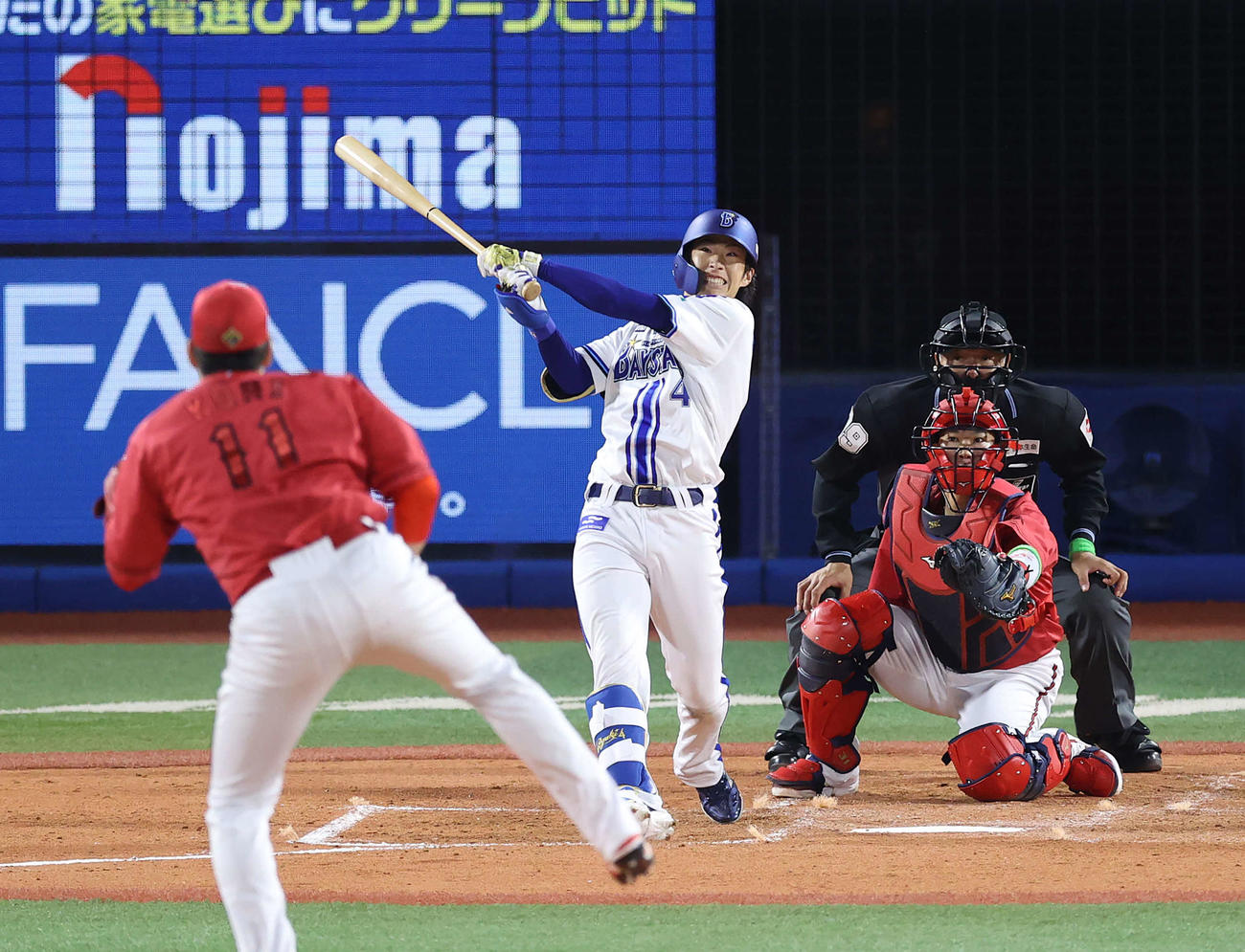 DeNA対広島　3回裏DeNA1死一、二塁、右中間に3点本塁打を放つ度会。投手九里（2024年3月29日撮影）