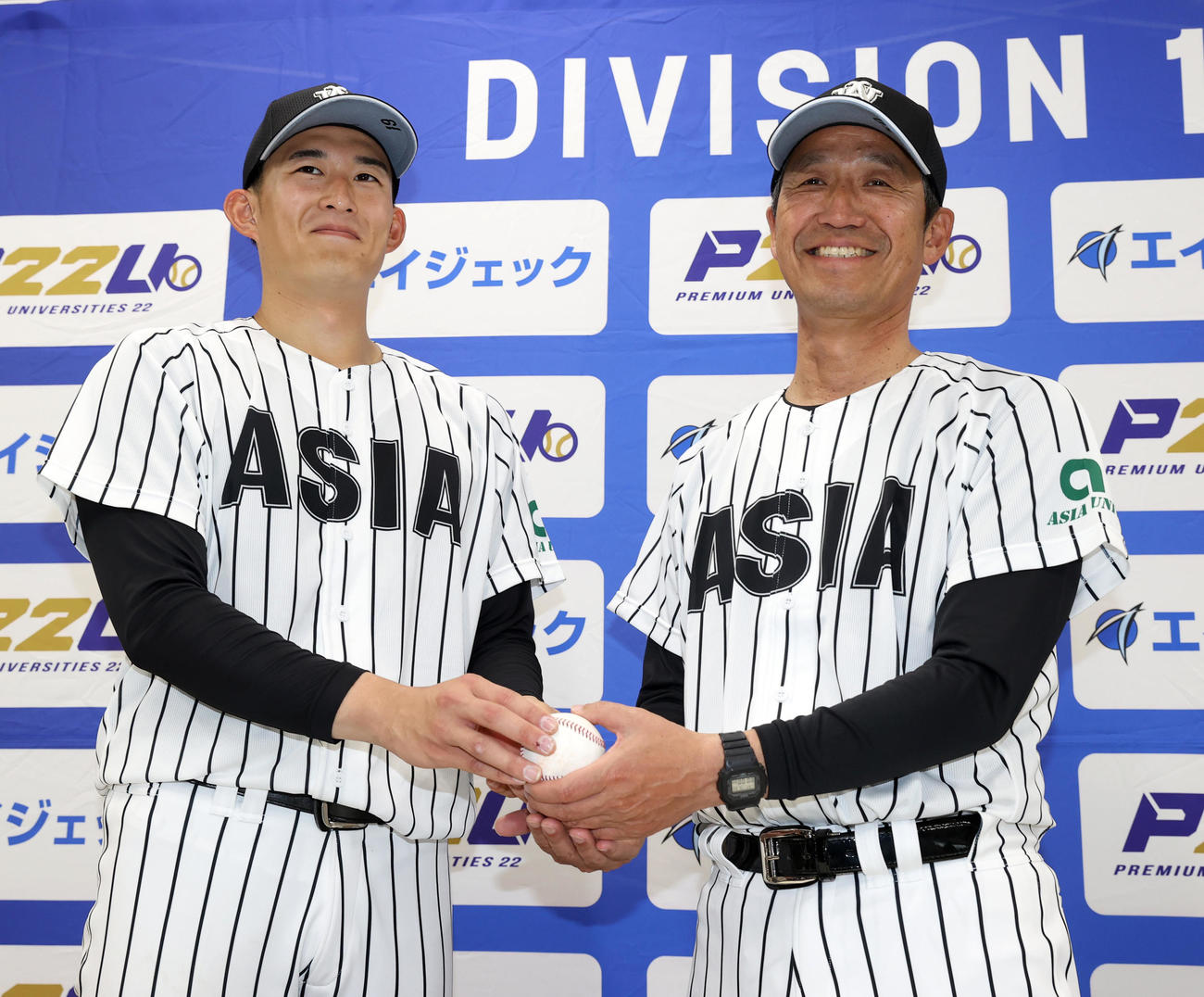 亜大対日大　初勝利を挙げた正村監督（右）は斉藤からウインニングボールを贈られ笑顔を見せる（撮影・柴田隆二）