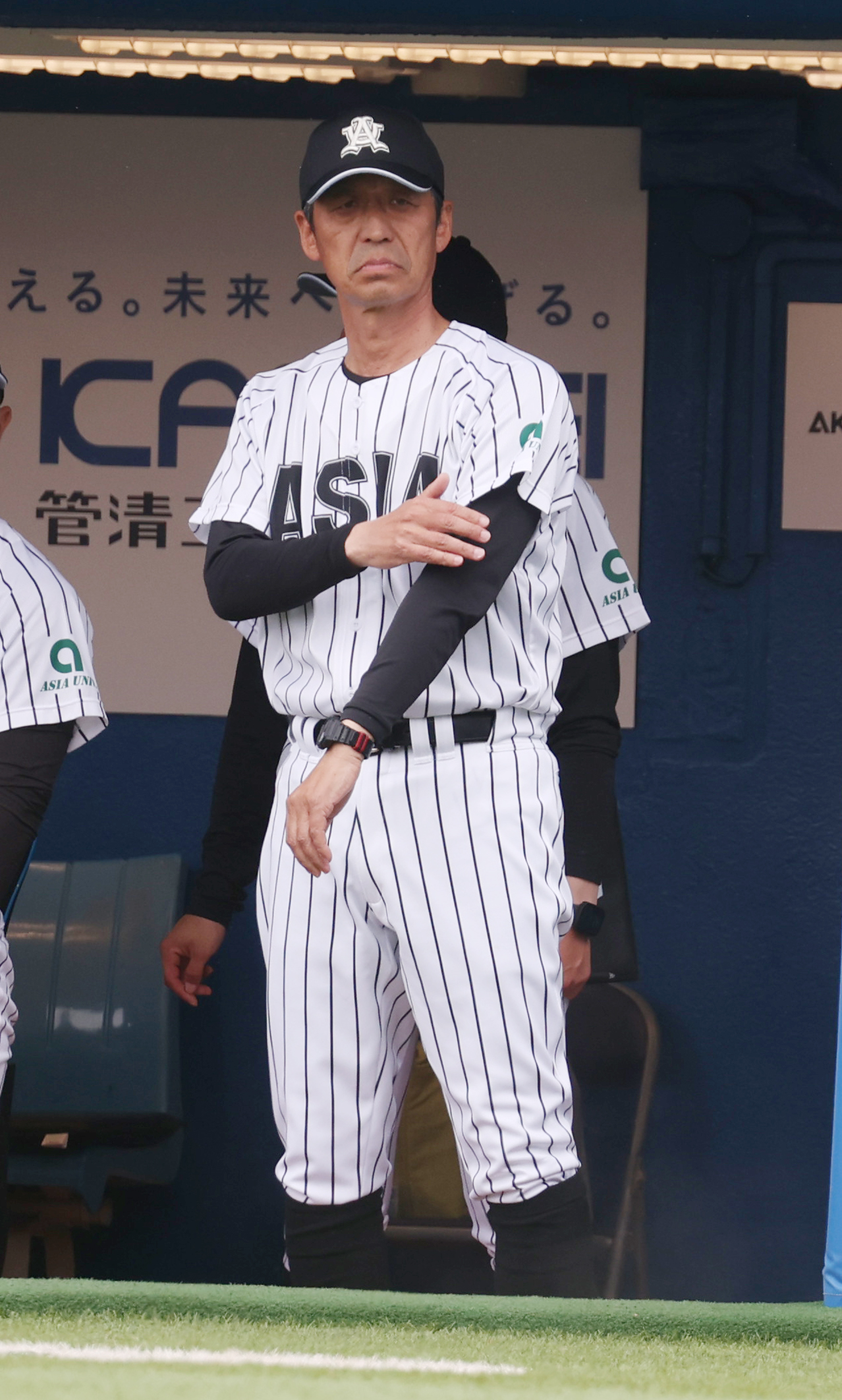 亜大対日大　サインを出す亜大・正村監督（撮影・柴田隆二）