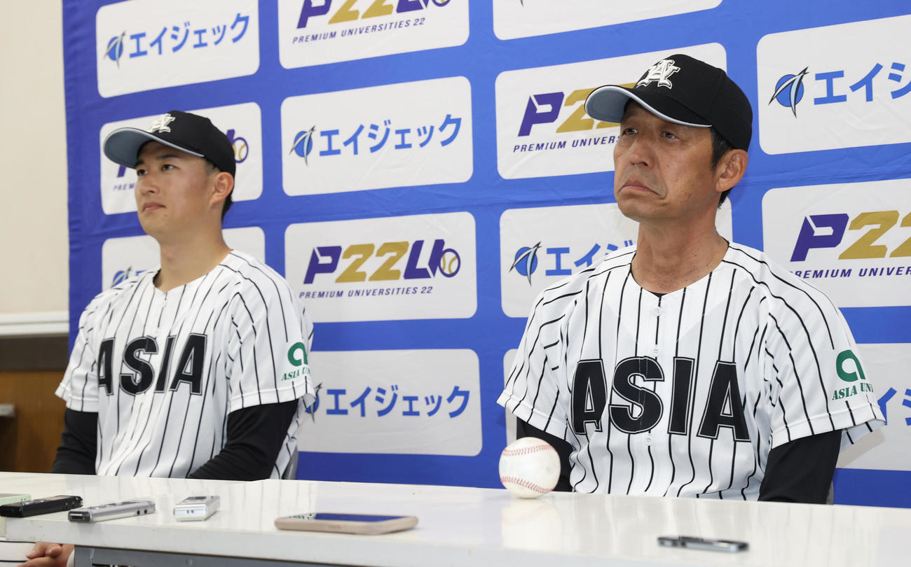 亜大対日大　初勝利を挙げた亜大・正村監はウインニングボールを前に会見する。左は完投勝利の斉藤（撮影・柴田隆二）