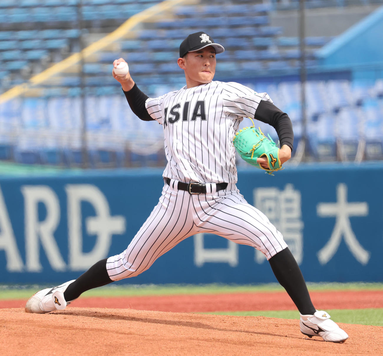 亜大対日大　先発した亜大・斉藤（撮影・柴田隆二）
