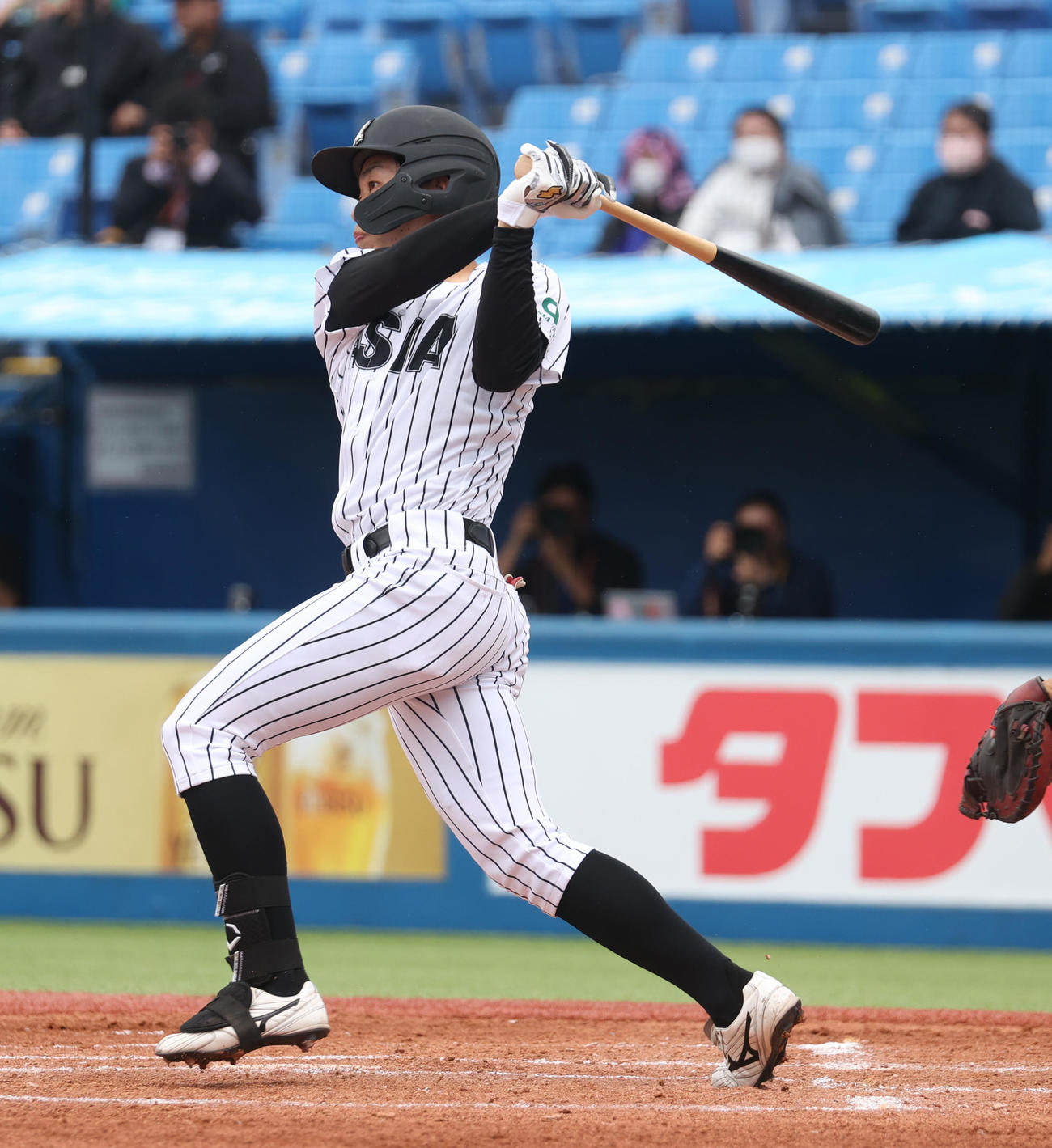 亜大対日大　1回裏亜大1死二、三塁、西川は左前に適時打を放つ（撮影・柴田隆二）