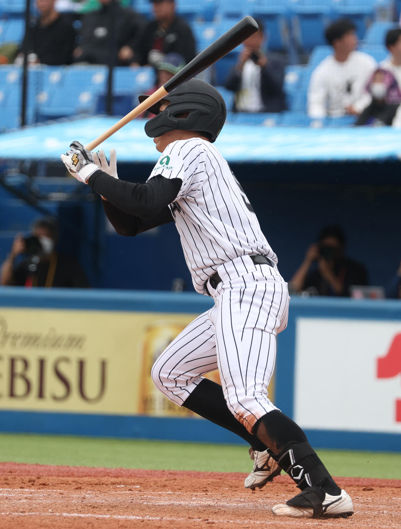 亜大対日大　3回裏亜大2死二塁、西川は左前に適時打を放つ（撮影・柴田隆二）