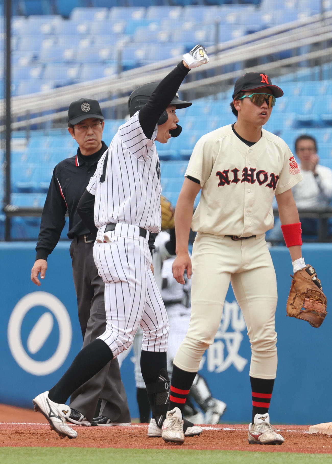 亜大対日大　1回裏亜大1死二、三塁、西川は左前に適時打を放ちガッツポーズする（撮影・柴田隆二）