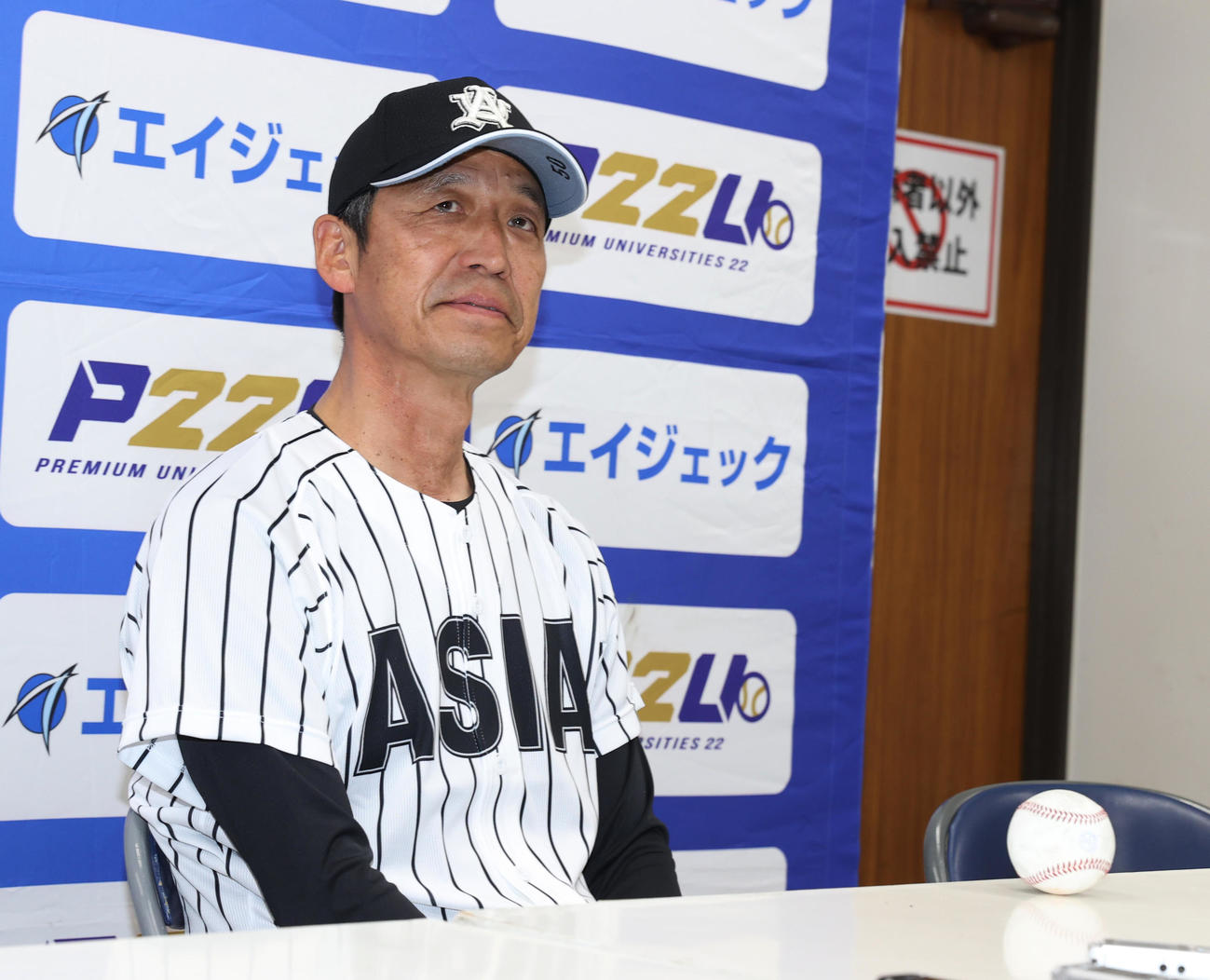 亜大対日大　初勝利を挙げた亜大・正村監はウインニングボールを前に会見する（撮影・柴田隆二）