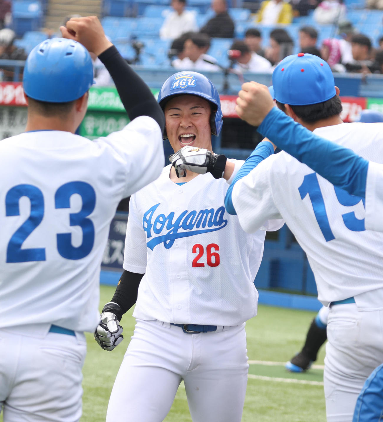 青学大対国学院大、1回表青学大2死二塁、西川の適時二塁打で生還した中田（中央）（撮影・柴田隆二）