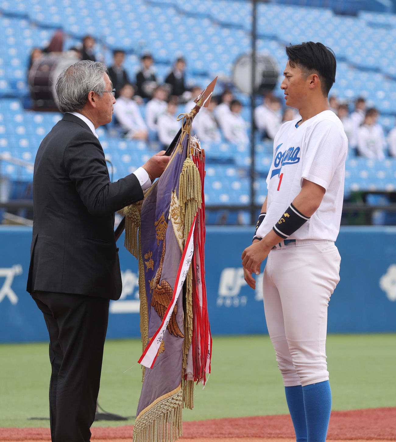 東都大学野球開会式で優勝旗を返還する青学大・佐々木泰主将（右）（撮影・柴田隆二）
