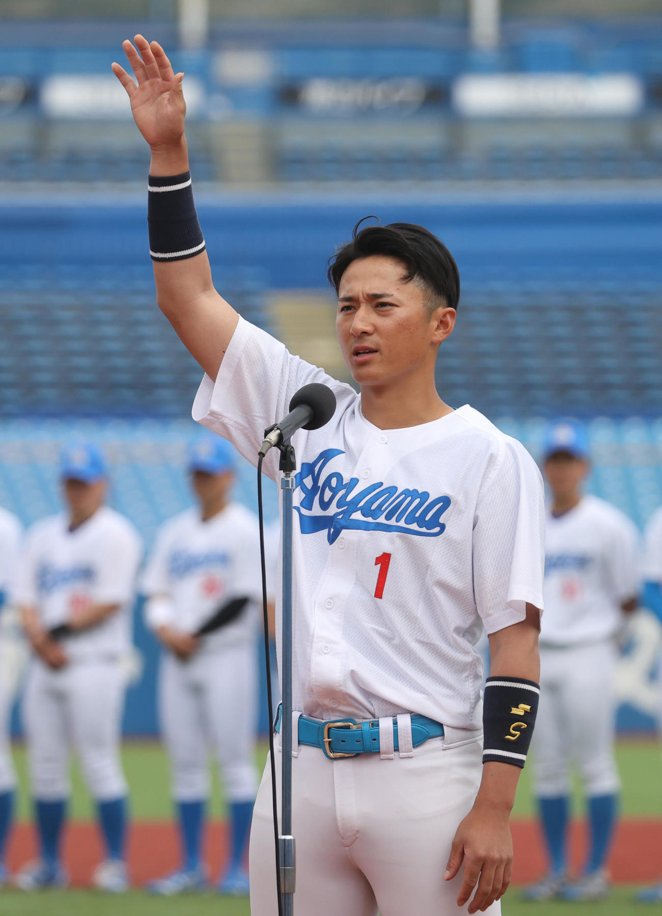 東都大学野球開会式で選手宣誓する青学大・佐々木主将（撮影・柴田隆二）