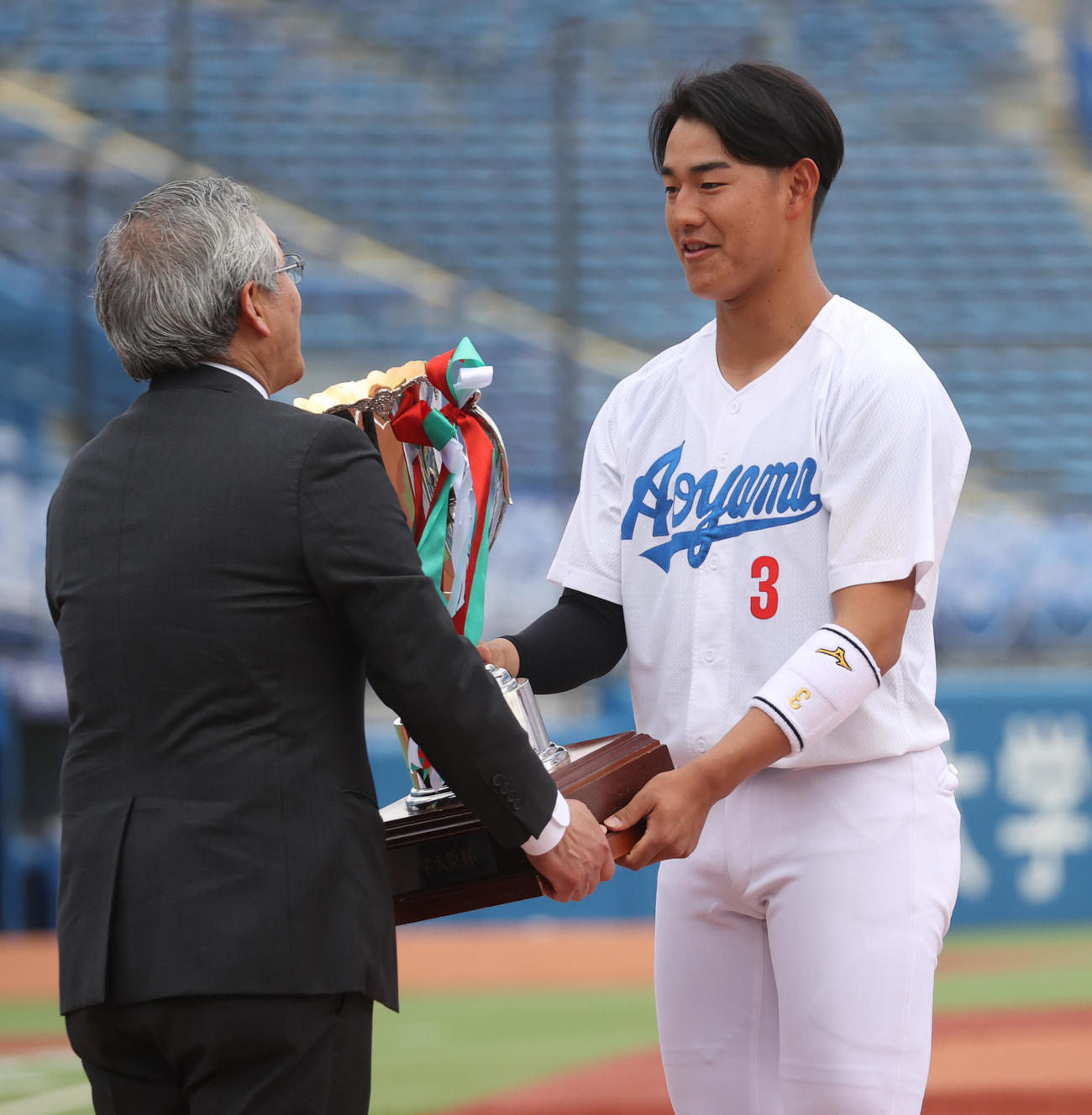 東都大学野球開会式で優勝杯を返還する青学大・西川（右）（撮影・柴田隆二）