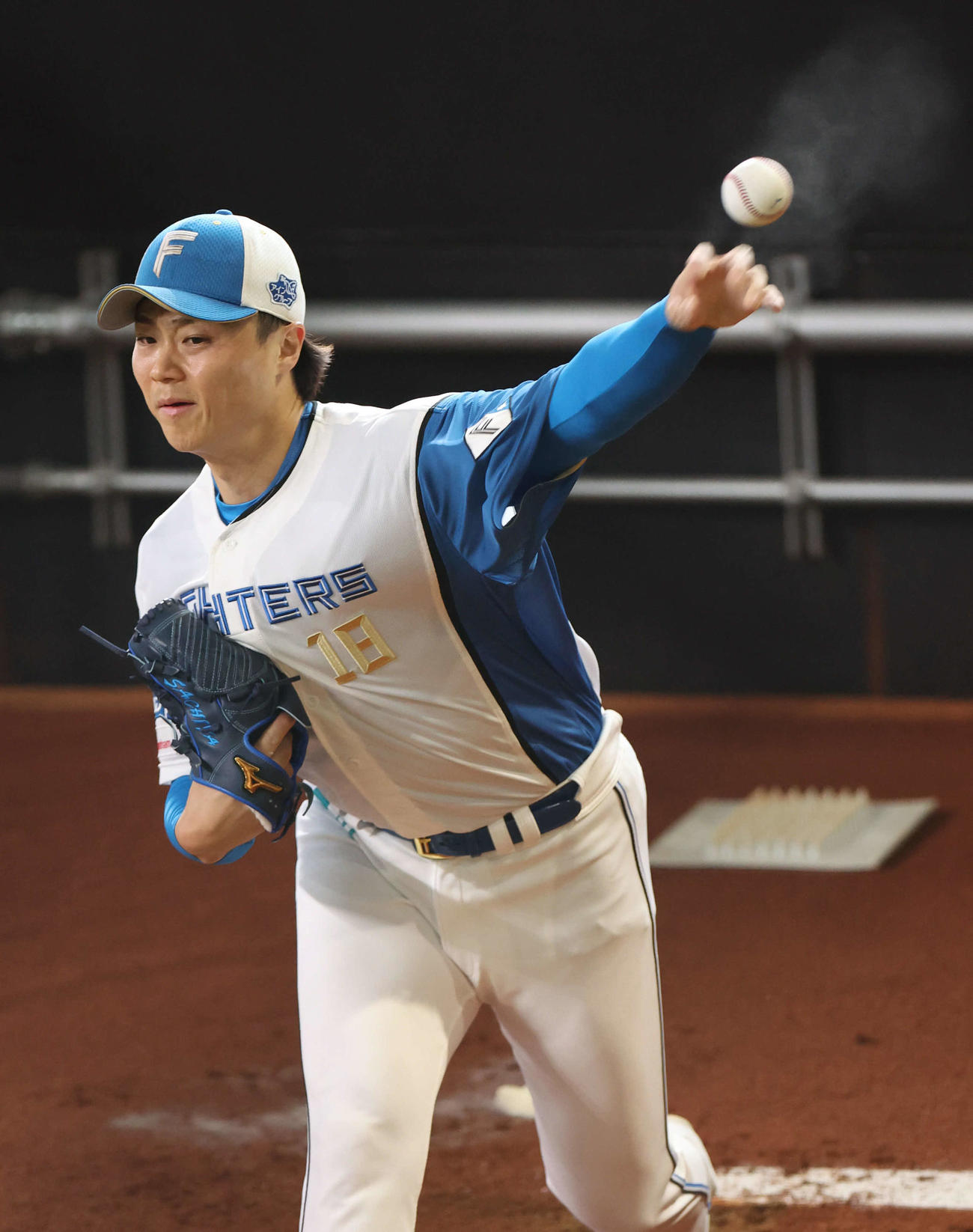 ブルペンで投球練習をする日本ハム山崎福也（2024年4月7日撮影）