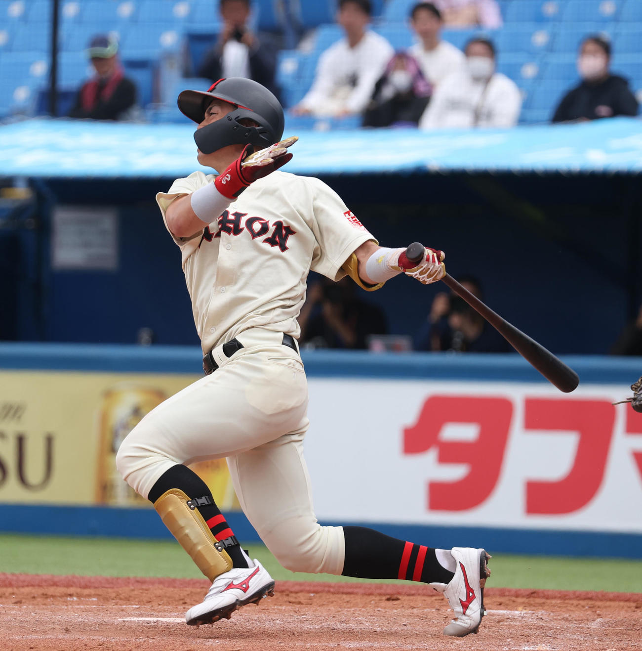 亜大対日大　4回表日大1死、谷端は左越えに2打席連続の本塁打を放つ（撮影・柴田隆二）