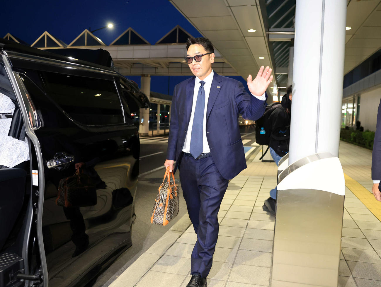 鹿児島入りした巨人阿部監督（撮影・浅見桂子）