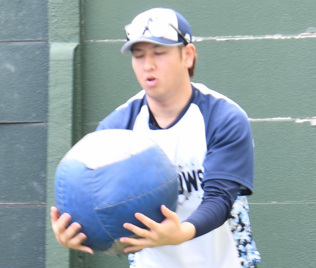 投手練習に参加したヤクルト小沢（右）と高橋