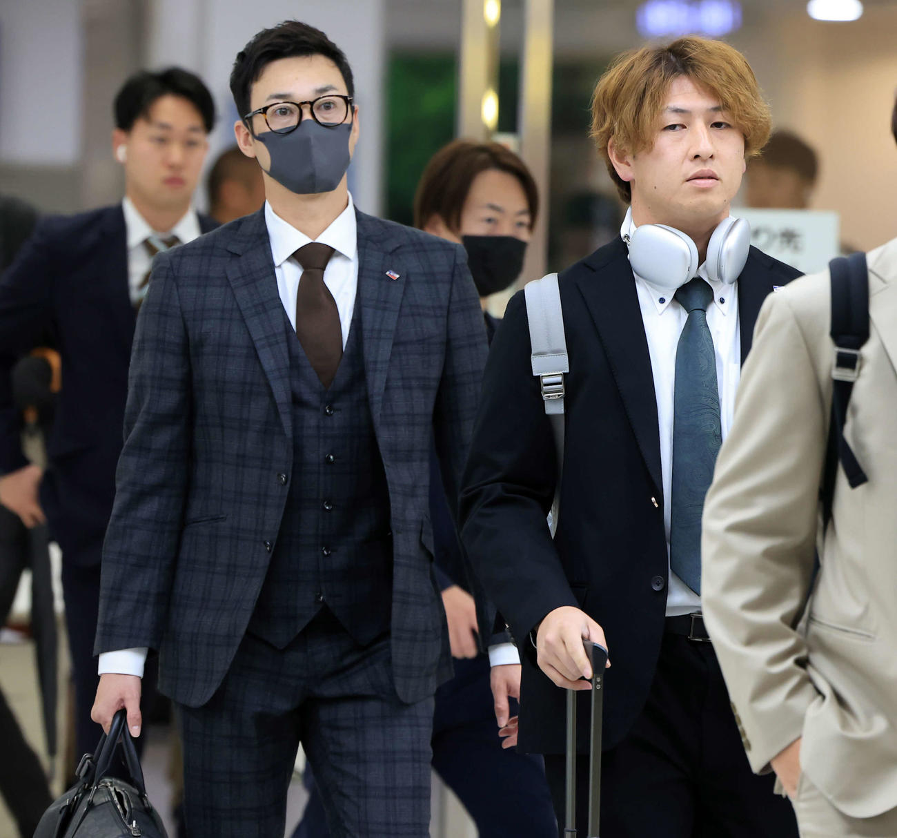 鹿児島入りしたヤクルト小沢（手前）、石山、巨人山崎伊（左奥）（撮影・浅見桂子）