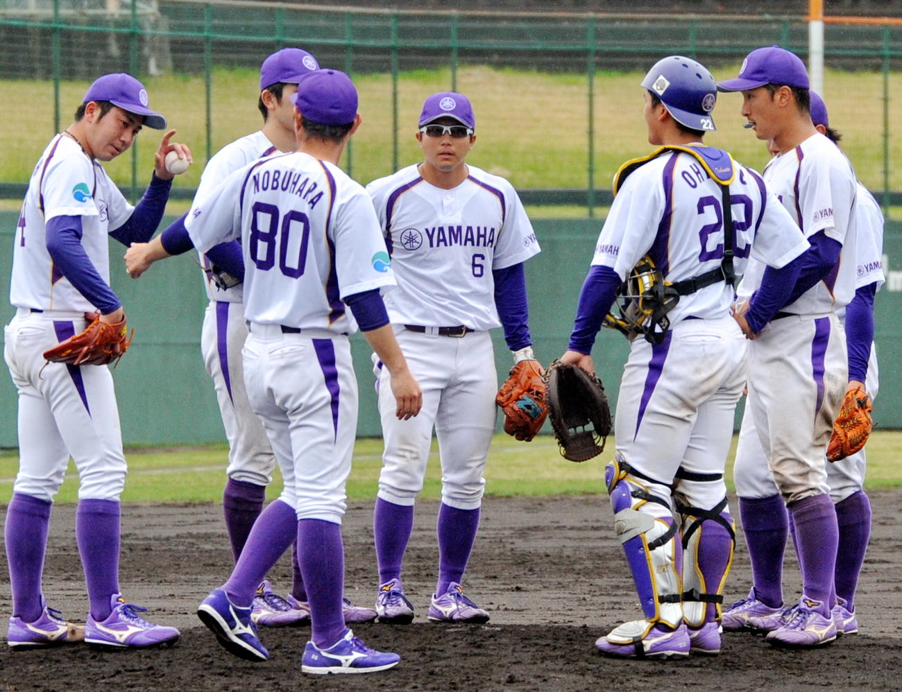 4回のピンチでマウンドに集まるヤマハの選手たち。左端は佐藤