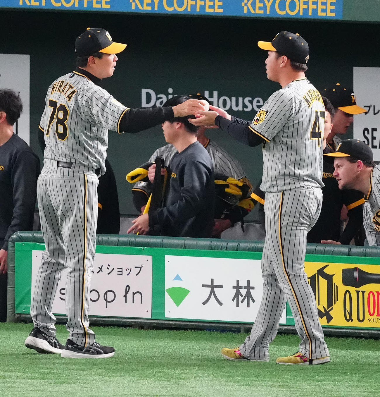 3月31日、巨人対阪神　阪神平田ヘッドコーチ（左）から勝利球を受け取る桐敷