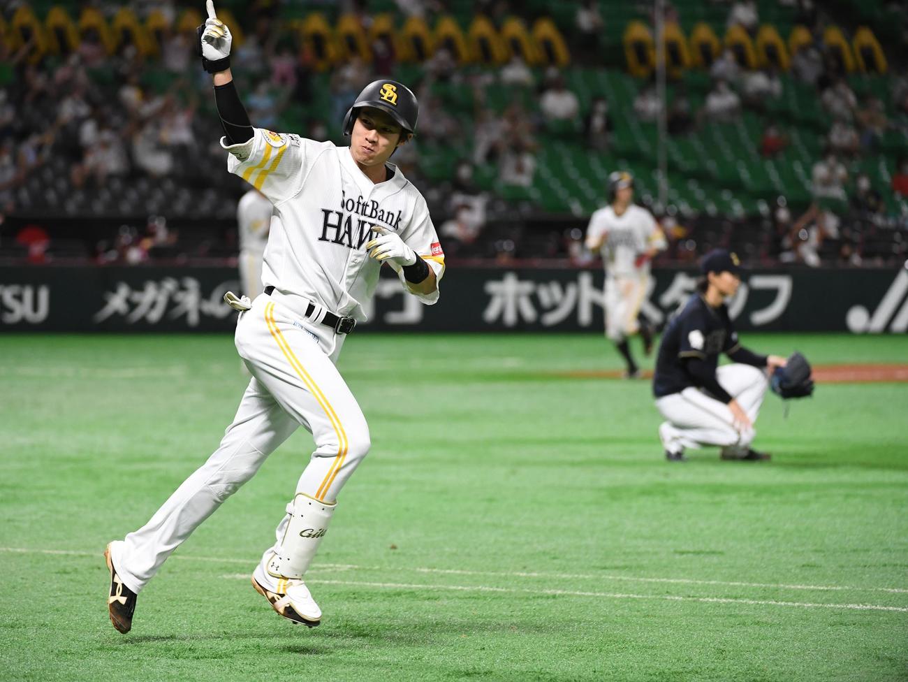 決勝弾を放ちベンチに向けってポーズを決める柳田と、しゃがみ込む山崎福（20年8月撮影）