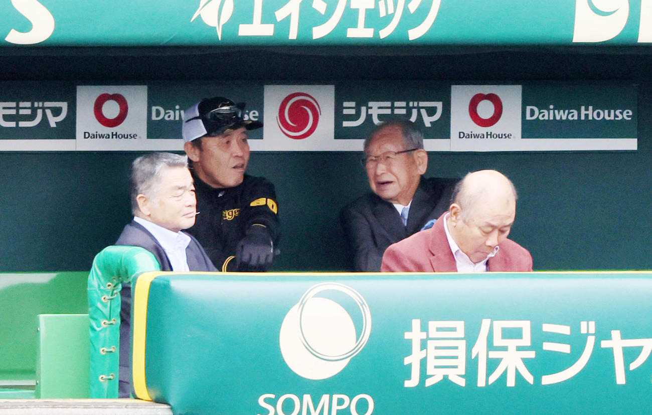 阪神対広島　日刊スポーツ評論家の吉田義男氏（右）とベンチで話す岡田監督（撮影・加藤哉）