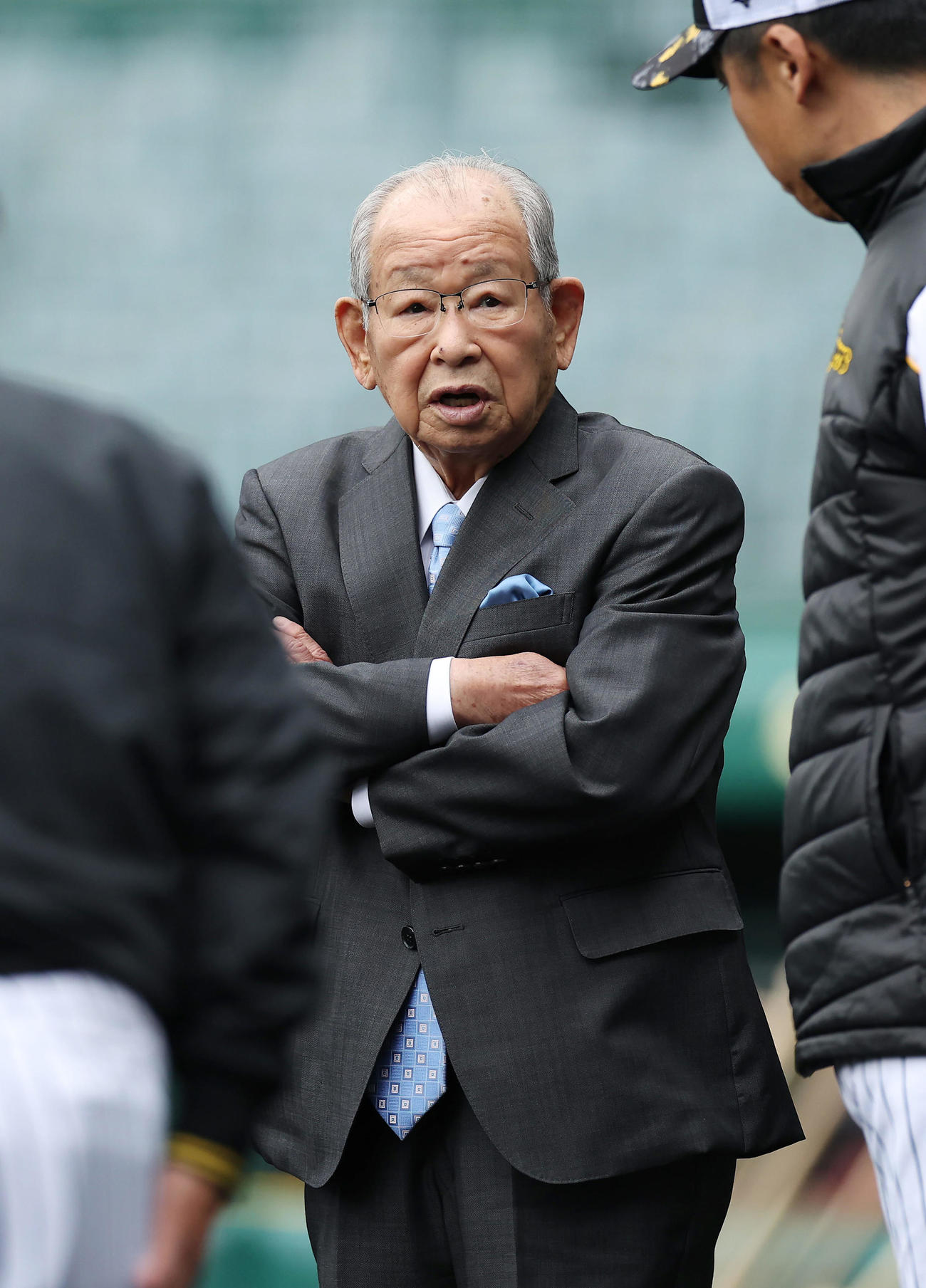 阪神対広島　阪神の練習を見守る日刊スポーツ評論家の吉田氏（撮影・前田充）