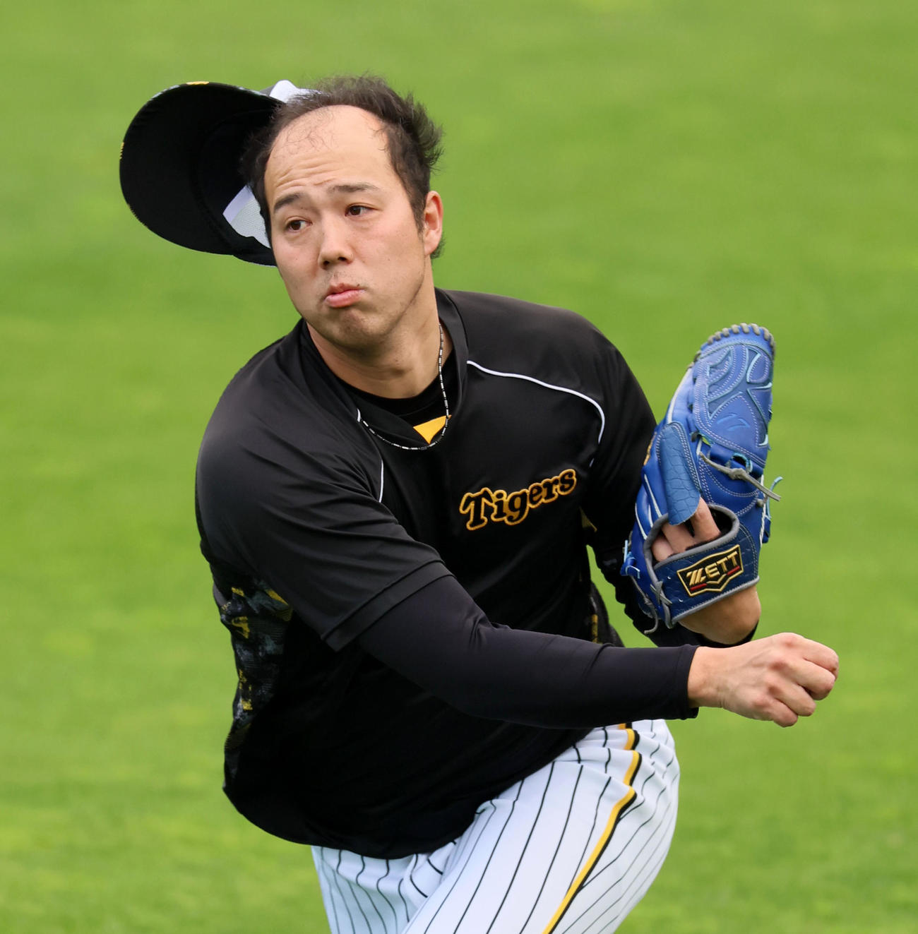 阪神対広島　キャッチボール中、強風で帽子が飛ぶ青柳（撮影・加藤哉）