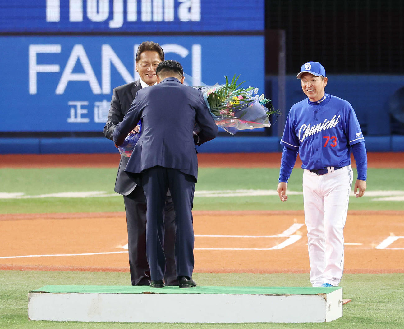 DeNA対中日　試合前、谷繁氏（中央）の野球殿堂入りセレモニーで花束を渡す佐々木氏（左）と中日立浪監督（撮影・宮地輝）