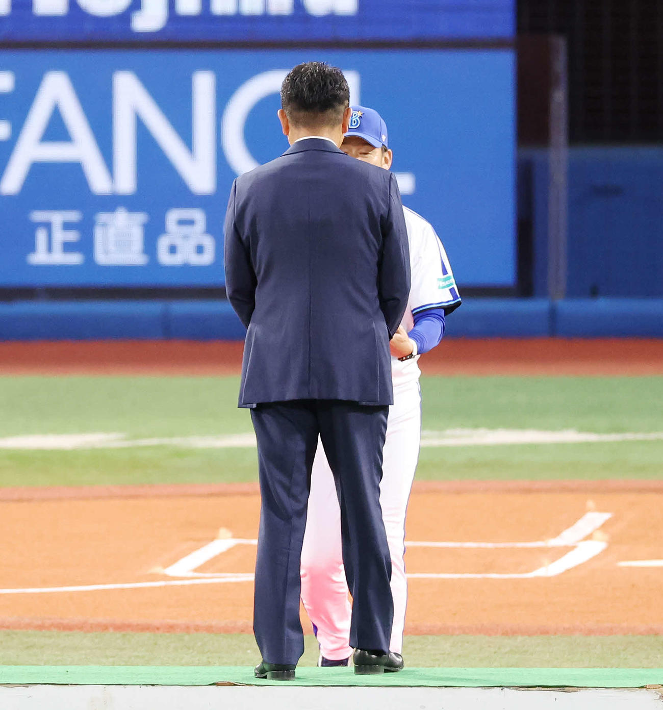 DeNA対中日　試合前、谷繁氏（手前）の野球殿堂入りセレモニーで盾を渡すDeNA三浦監督（撮影・宮地輝）
