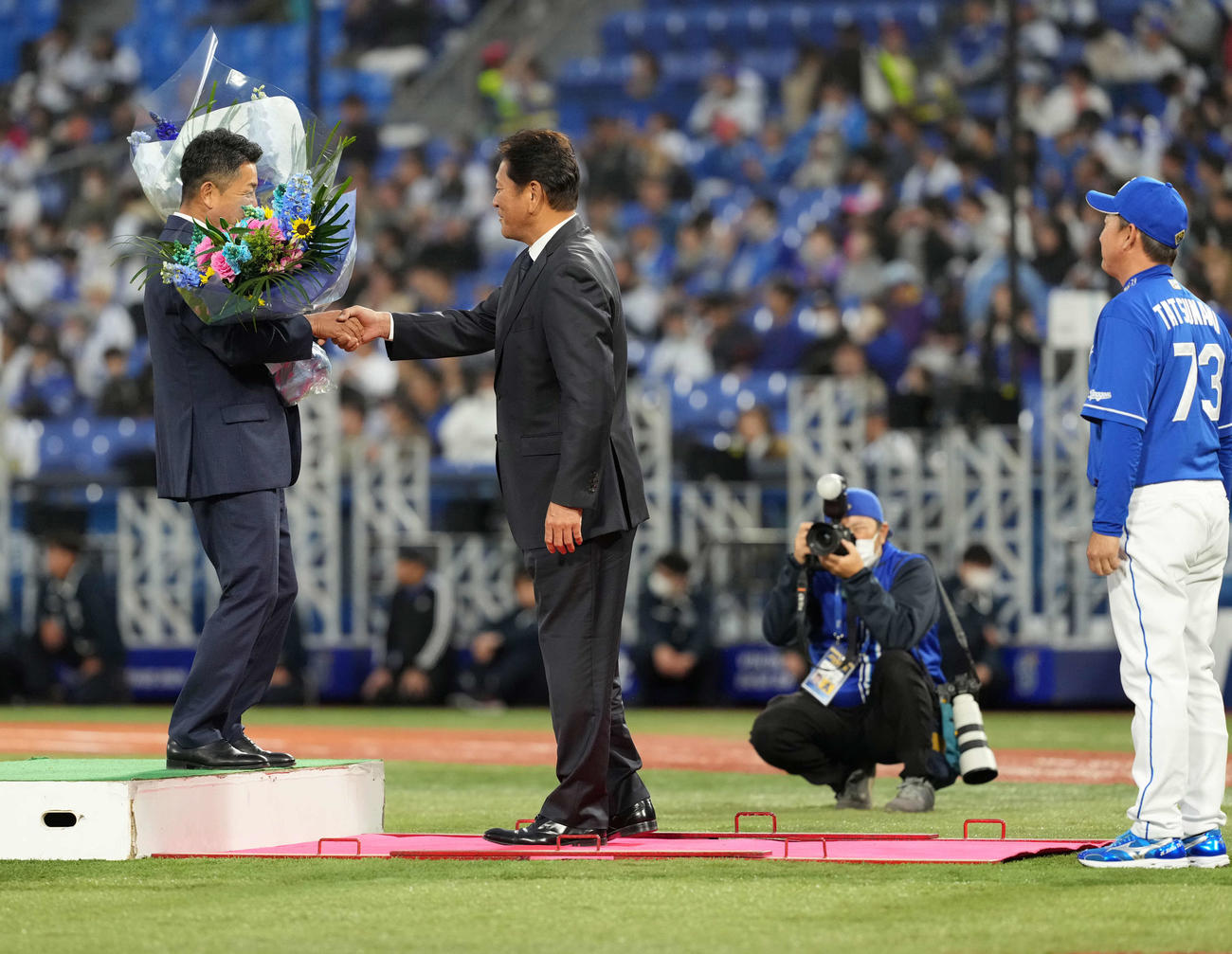 DeNA対中日　野球殿堂入りの表彰を受ける谷繁氏（左）は佐々木氏（中央）と握手を交わす。右端は中日立浪監督（撮影・井上学）