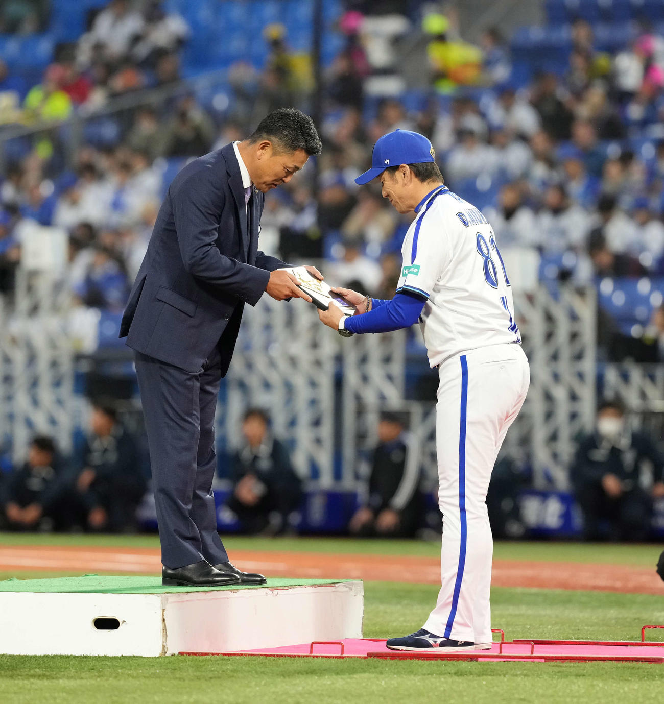 DeNA対中日　野球殿堂入りの表彰を受ける谷繁氏（左）はDeNA三浦監督から記念品を受け取る（撮影・井上学）