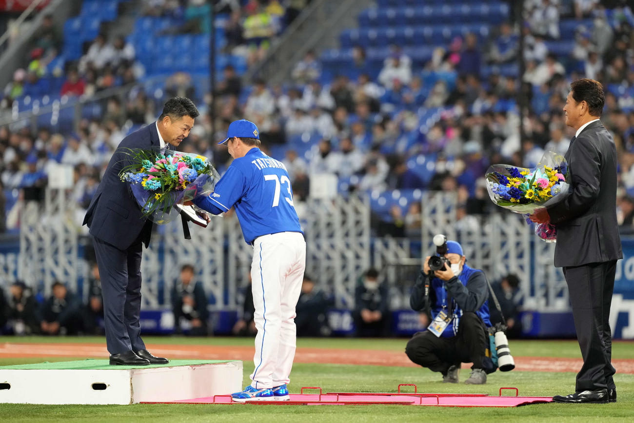 DeNA対中日　野球殿堂入りの表彰を受ける谷繁氏（左）は中日立浪監督（中央）から記念品を受け取る。右端は佐々木氏（撮影・井上学）
