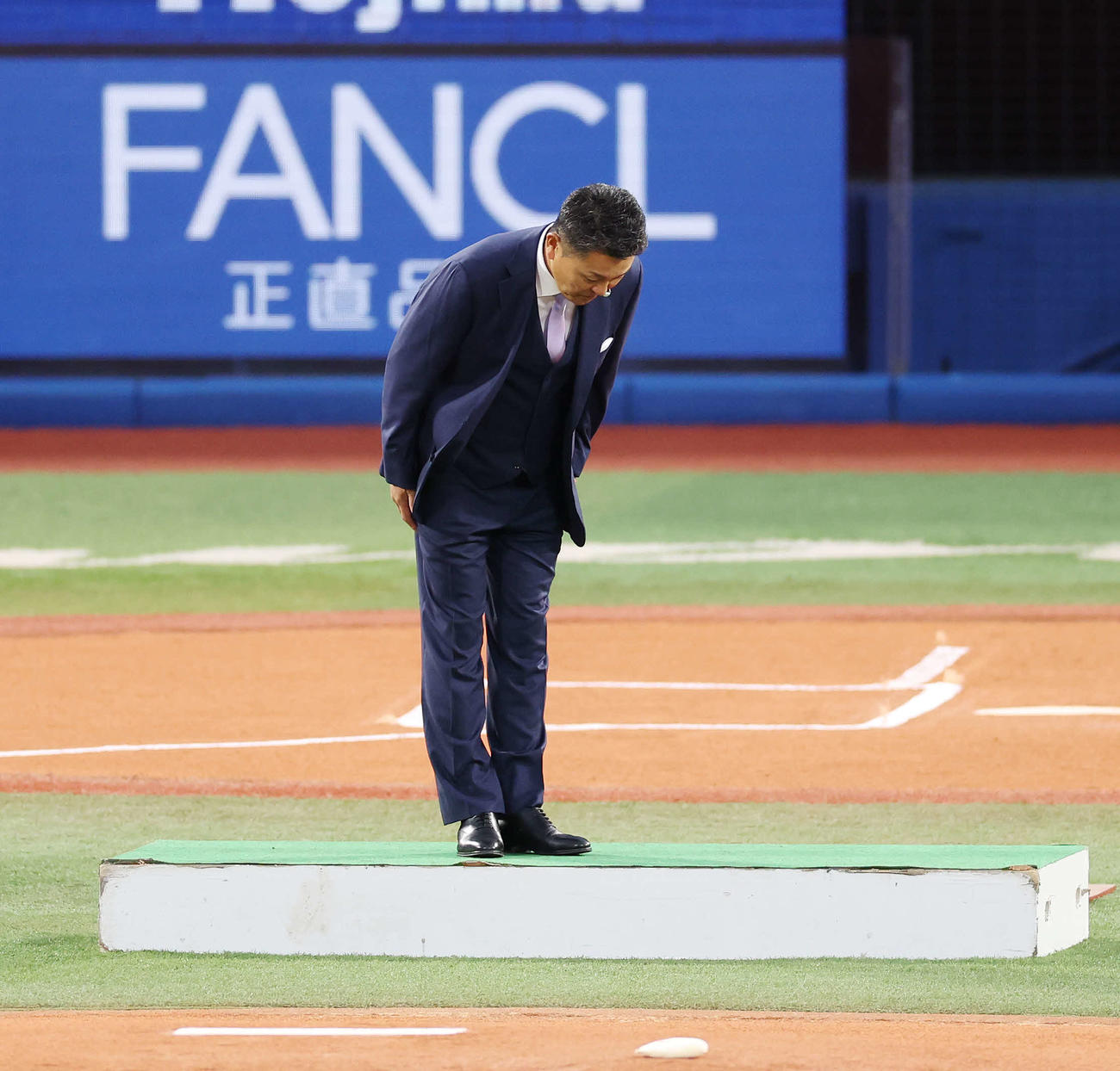DeNA対中日　試合前、野球殿堂入りセレモニーでスタンドに一礼する谷繁氏（撮影・宮地輝）