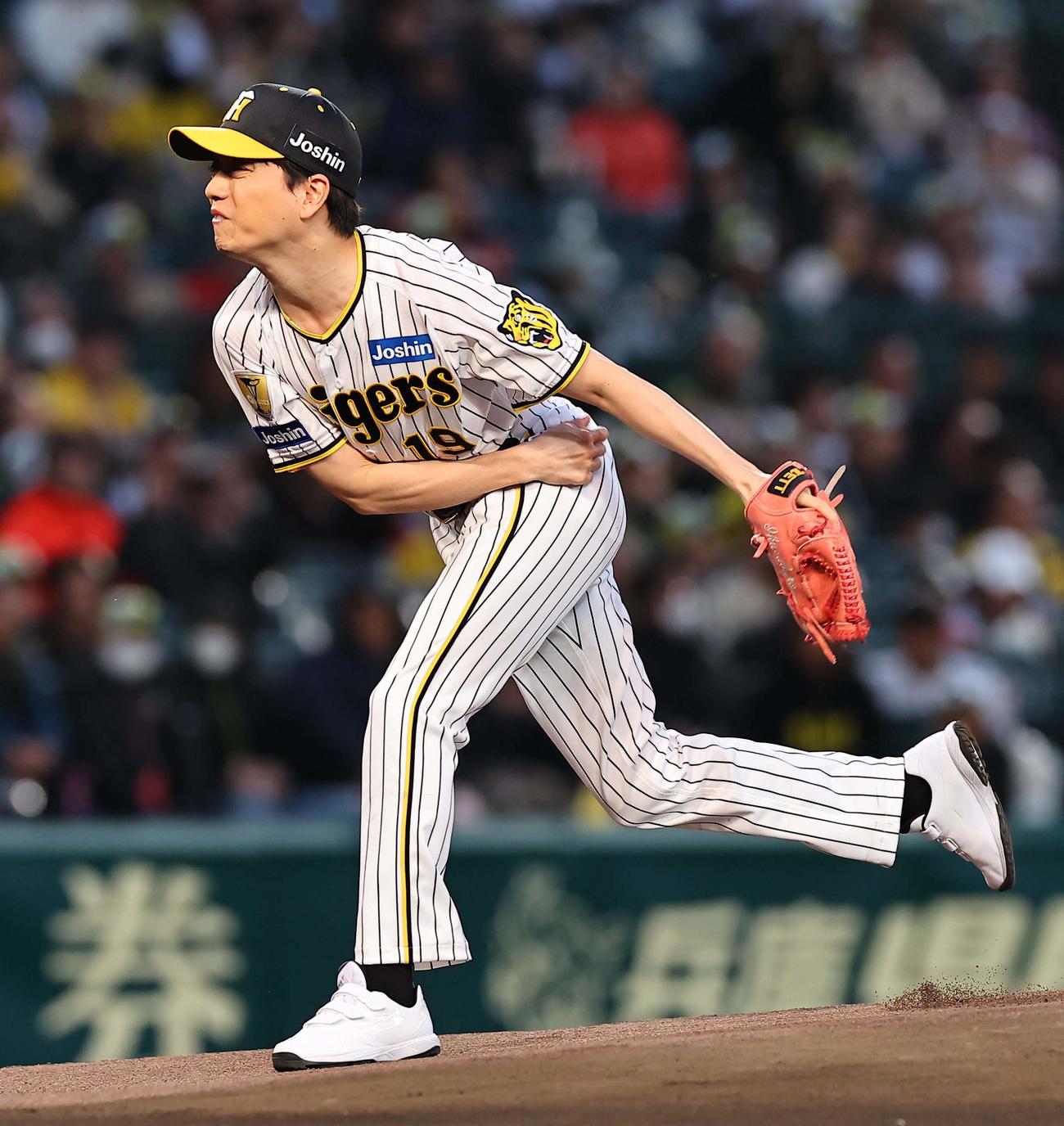 阪神対広島　甲子園開幕戦で始球式を務める山崎育三郎（撮影・上田博志）