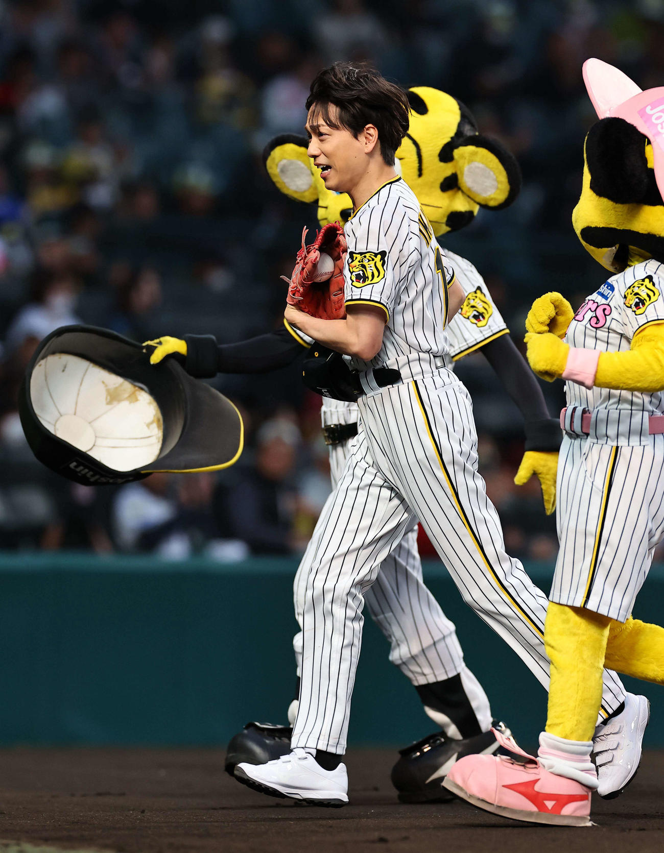阪神対広島　甲子園開幕戦で始球式を務める山崎育三郎（撮影・上田博志）