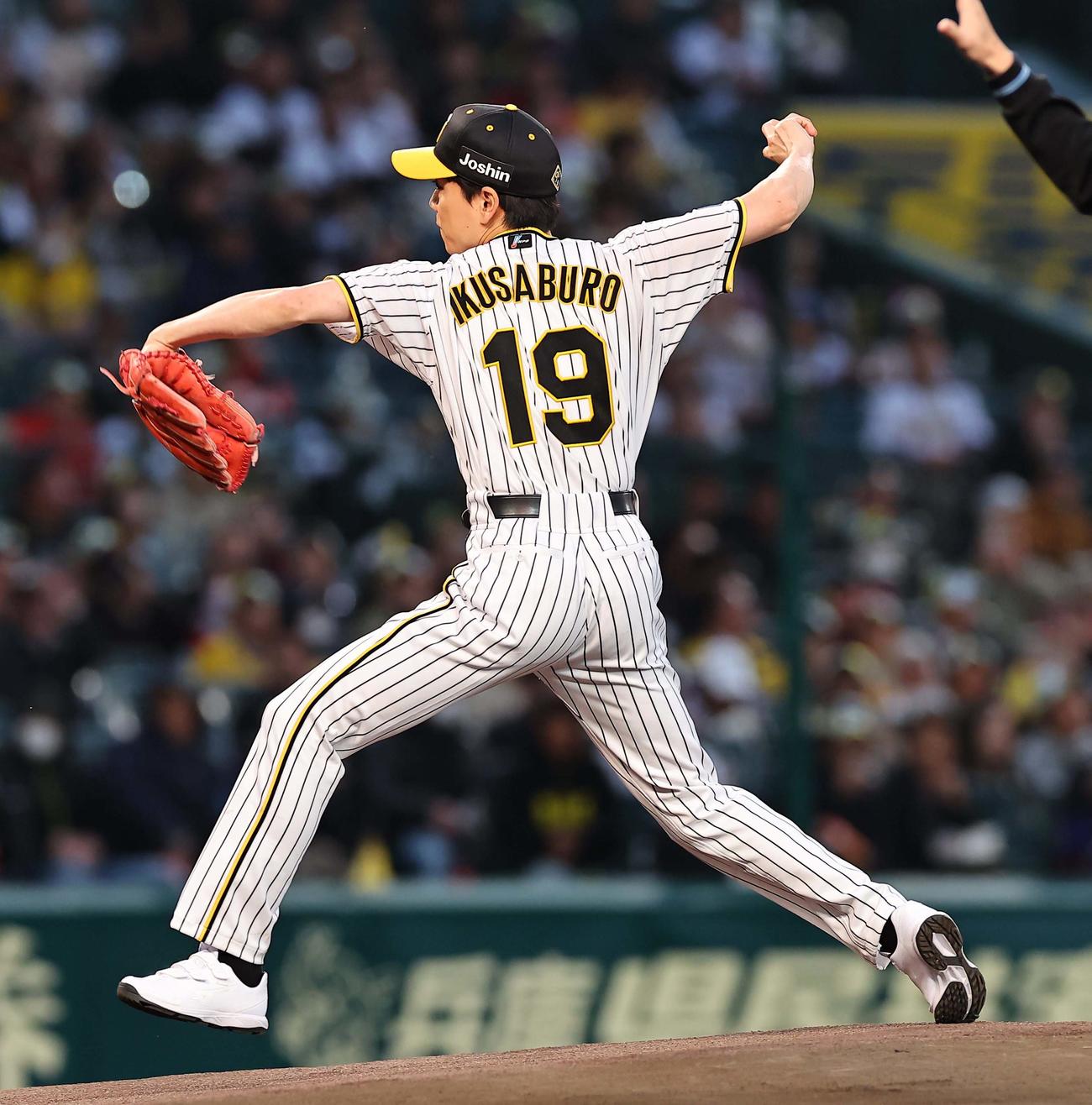 阪神対広島　甲子園開幕戦で始球式を務める山崎育三郎（撮影・上田博志）
