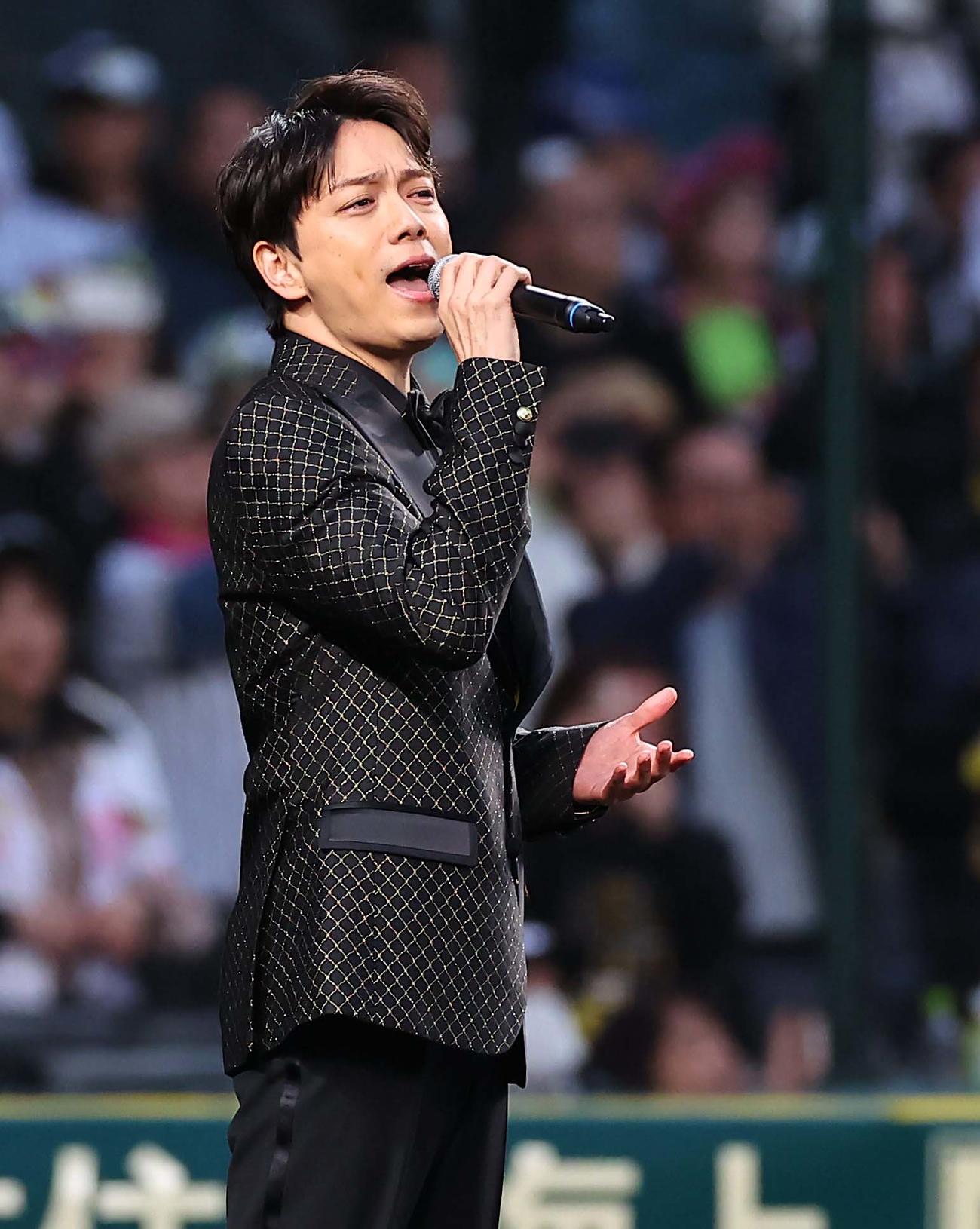 阪神対広島　甲子園開幕戦で君が代を独唱する山崎育三郎（撮影・上田博志）