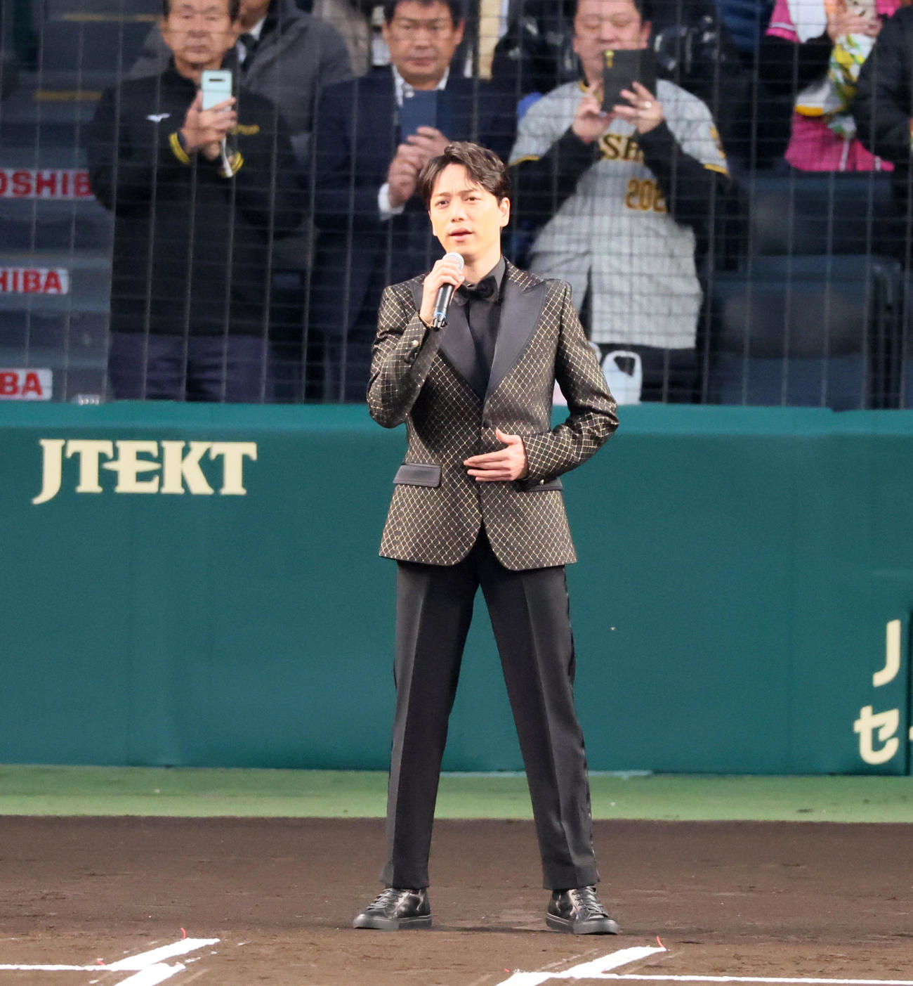 阪神対広島　君が代を独唱する山崎育三郎（撮影・加藤哉）