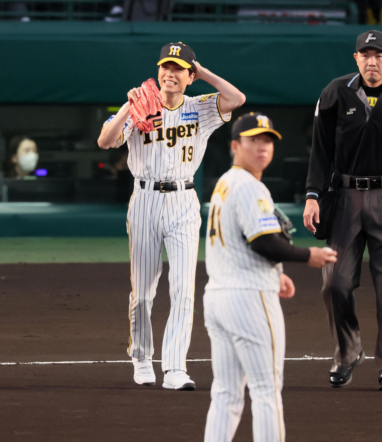 阪神対広島　始球式を行うためマウンドへ向かう山崎育三郎。右は村上（撮影・加藤哉）