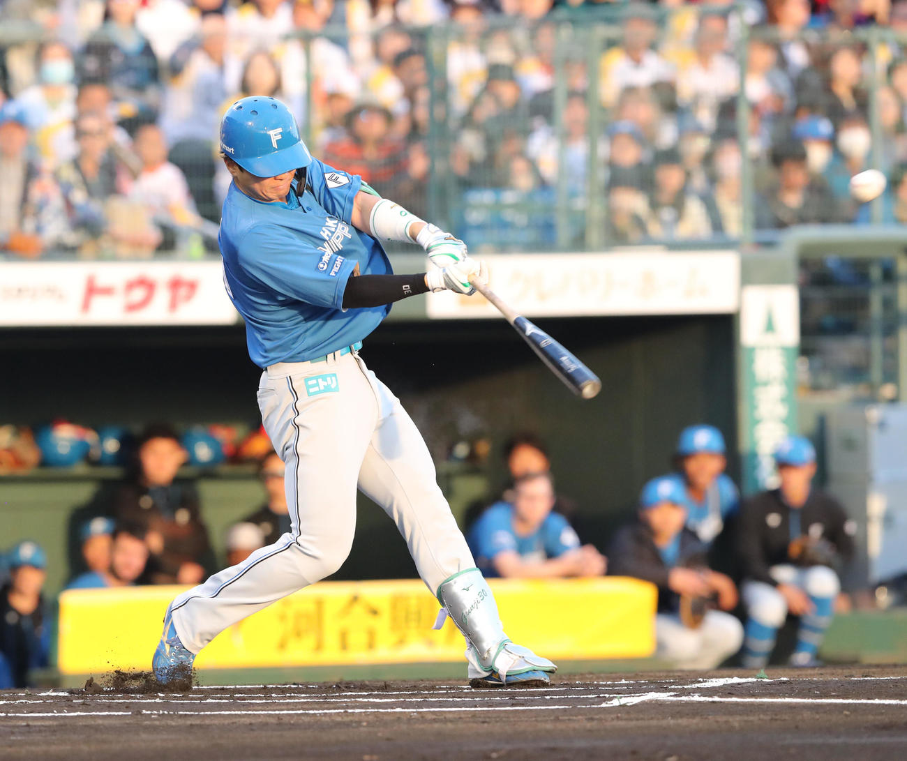 ソフトバンク対日本ハム　1回表日本ハム無死、郡司は右越え二塁打を放つ（撮影・梅根麻紀）