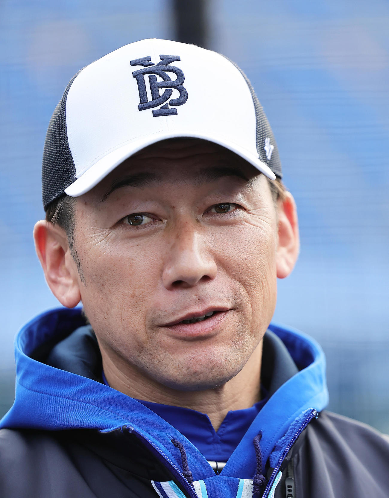 取材に応じるDeNA三浦監督（2024年3月27日撮影）