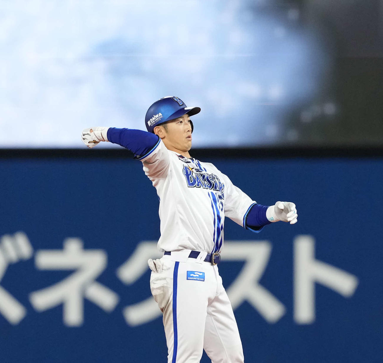 DeNA対中日　2回裏DeNA2死二塁、適時二塁打を放ちベンチに応える山本（撮影・井上学）