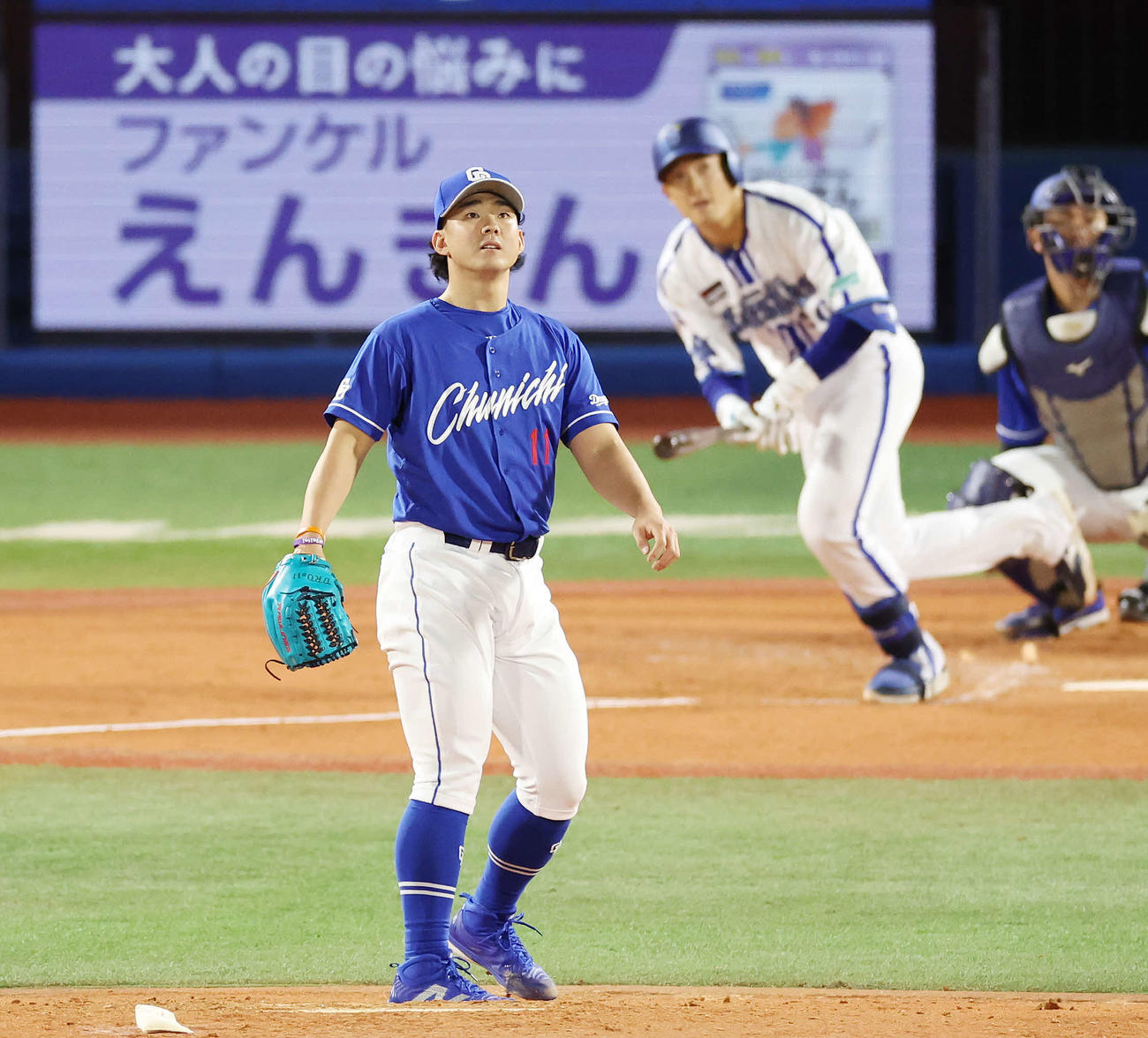 DeNA対中日　2回裏DeNA2死二塁、山本（後方）に同点中適時二塁打を浴びる小笠原（撮影・宮地輝）