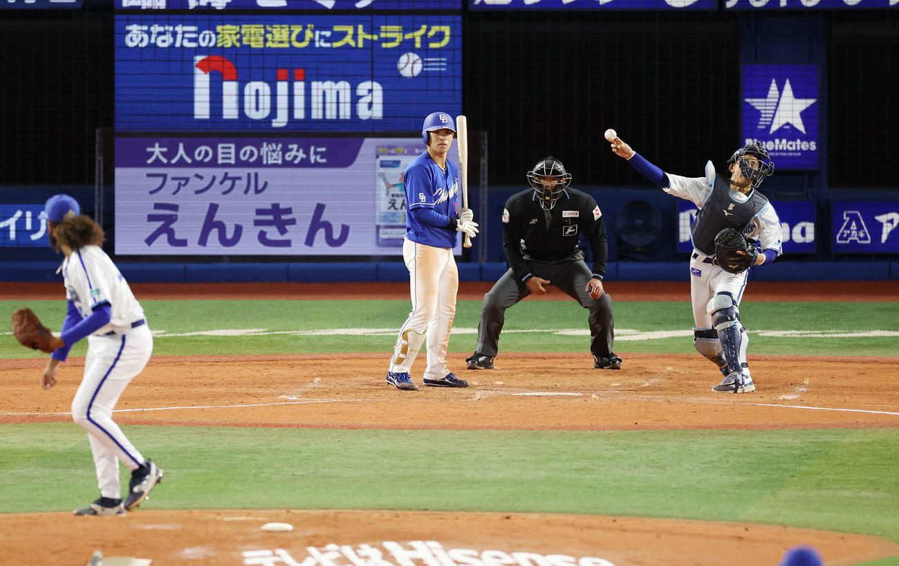 DeNA対中日　4回表中日2死一塁、村松の二塁盗塁を刺す山本（右）（撮影・宮地輝）