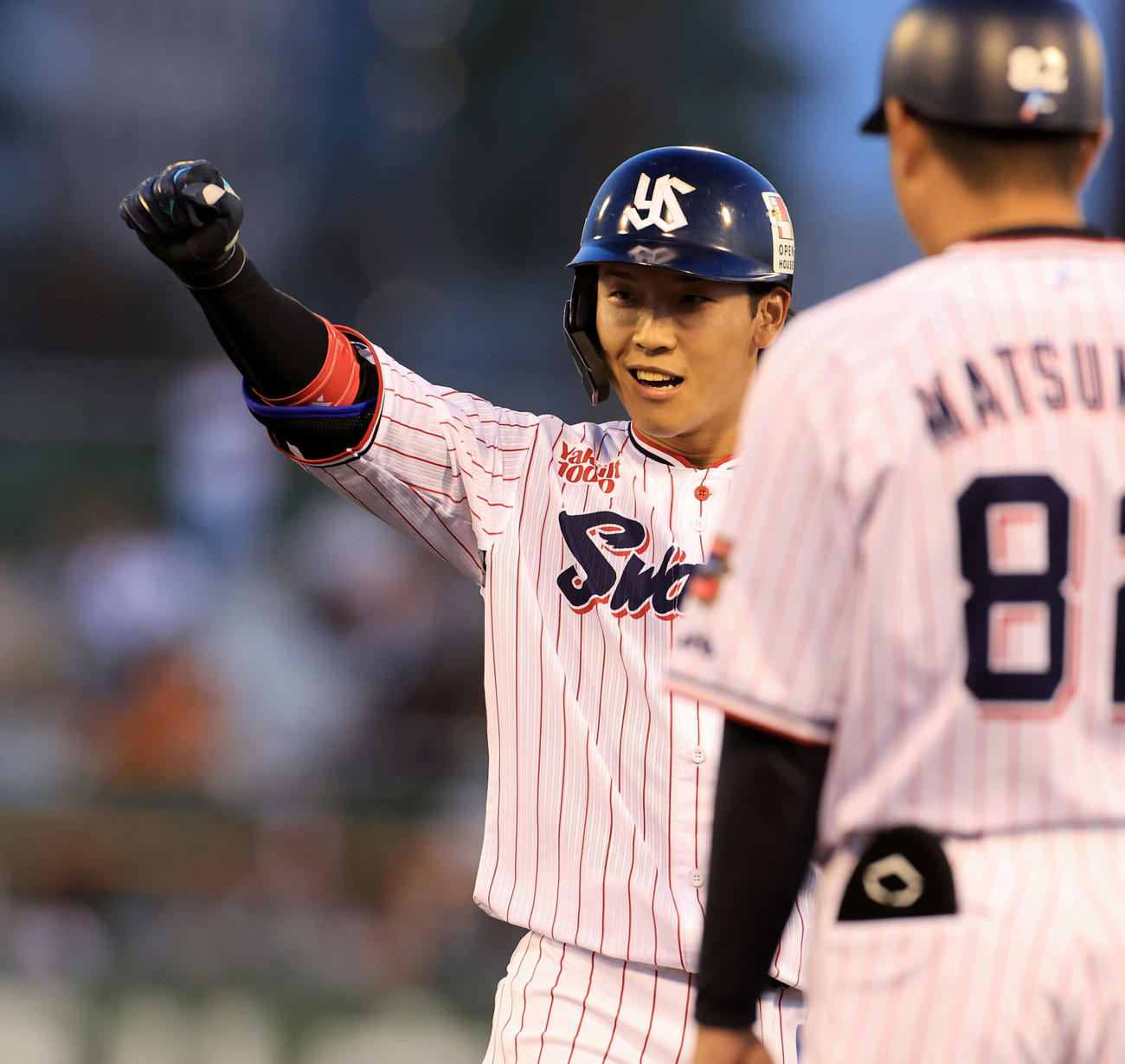 ヤクルト対巨人　2回裏ヤクルト無死一、三塁、武岡は先制の中前適時打を放ちガッツポーズ（撮影・浅見桂子）