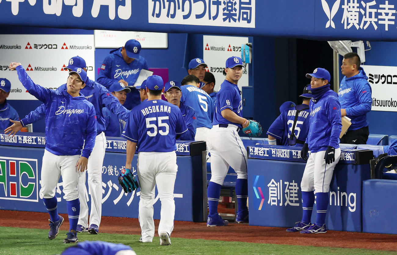 DeNA対中日　7回裏を無失点に抑え、ベンチに下がる中日小笠原（右から3人目）（撮影・宮地輝）