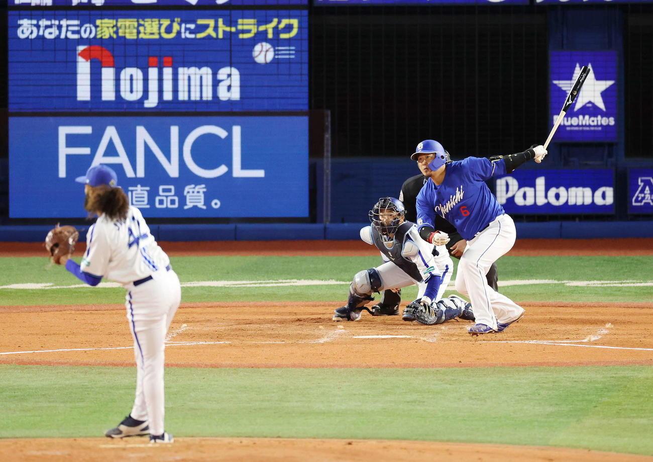 DeNA対中日　2回表中日1死二、三塁、勝ち越し右前2点適時打を放つ中田。投手ジャクソン（撮影・宮地輝）